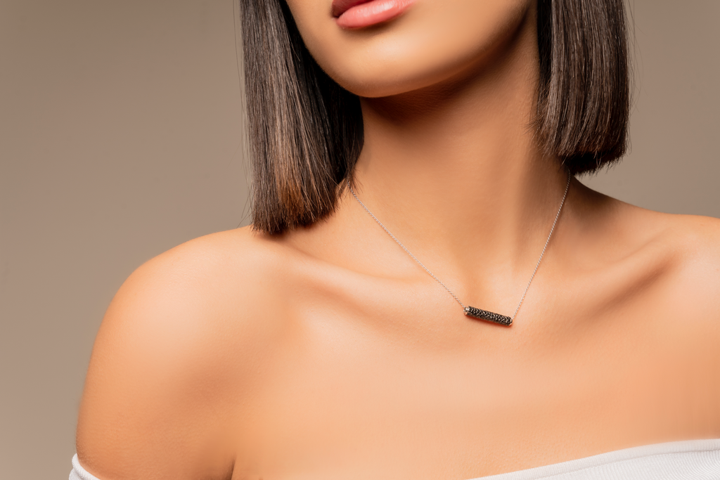This long black diamond swivel necklace sits perfectly in your feminine décolleté. White gold chain necklace with a melee embellished black diamond charm long pendant. Pair it with the short black diamond swivel for a complete look. 